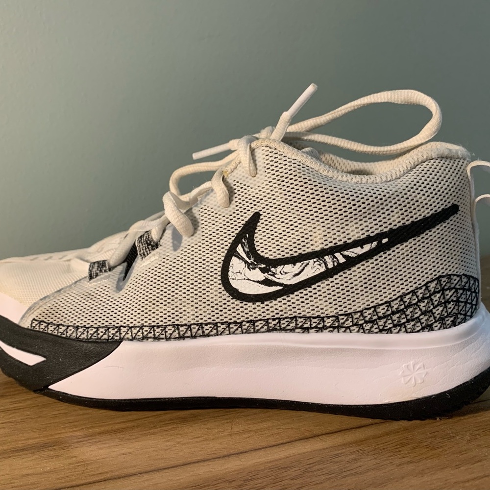 Nike youth Basketball shoes   Kyrie Flytrap white black